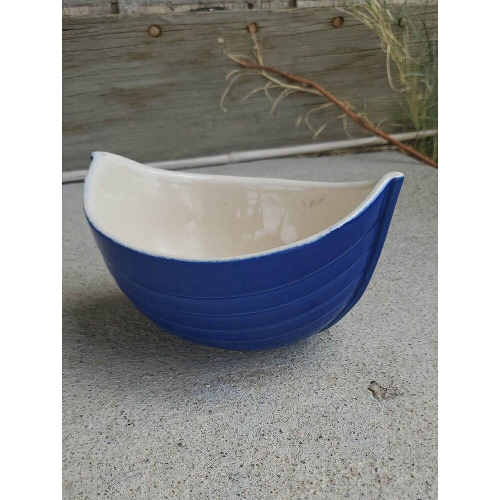 Modern Ceramic Bowl – Blue Ridged Exterior, Asymmetric Sculptural Design